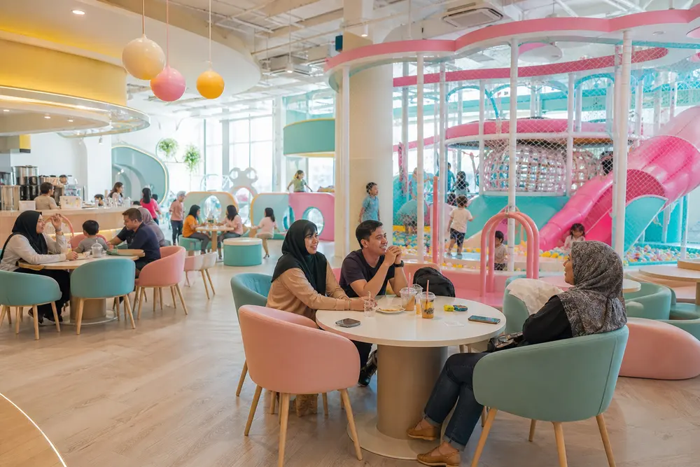 Kafe keluarga halal tempat ibu bapa berehat sambil mengawasi anak